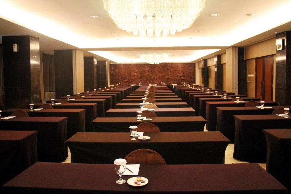 Mitra Bandung Hotel Buitenkant foto