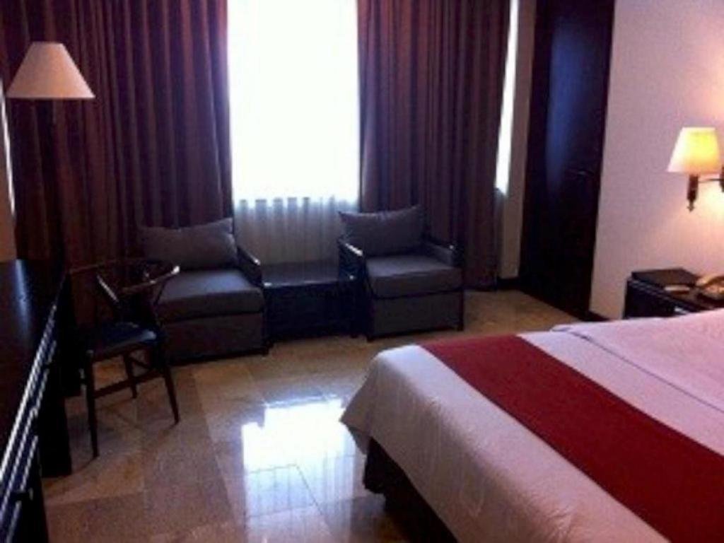 Mitra Bandung Hotel Buitenkant foto