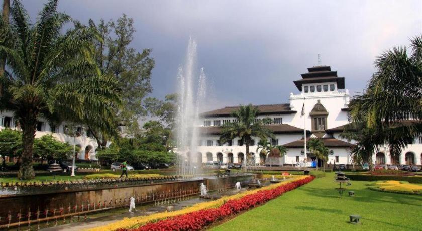 Mitra Bandung Hotel Buitenkant foto