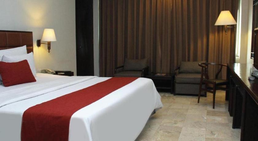 Mitra Bandung Hotel Buitenkant foto