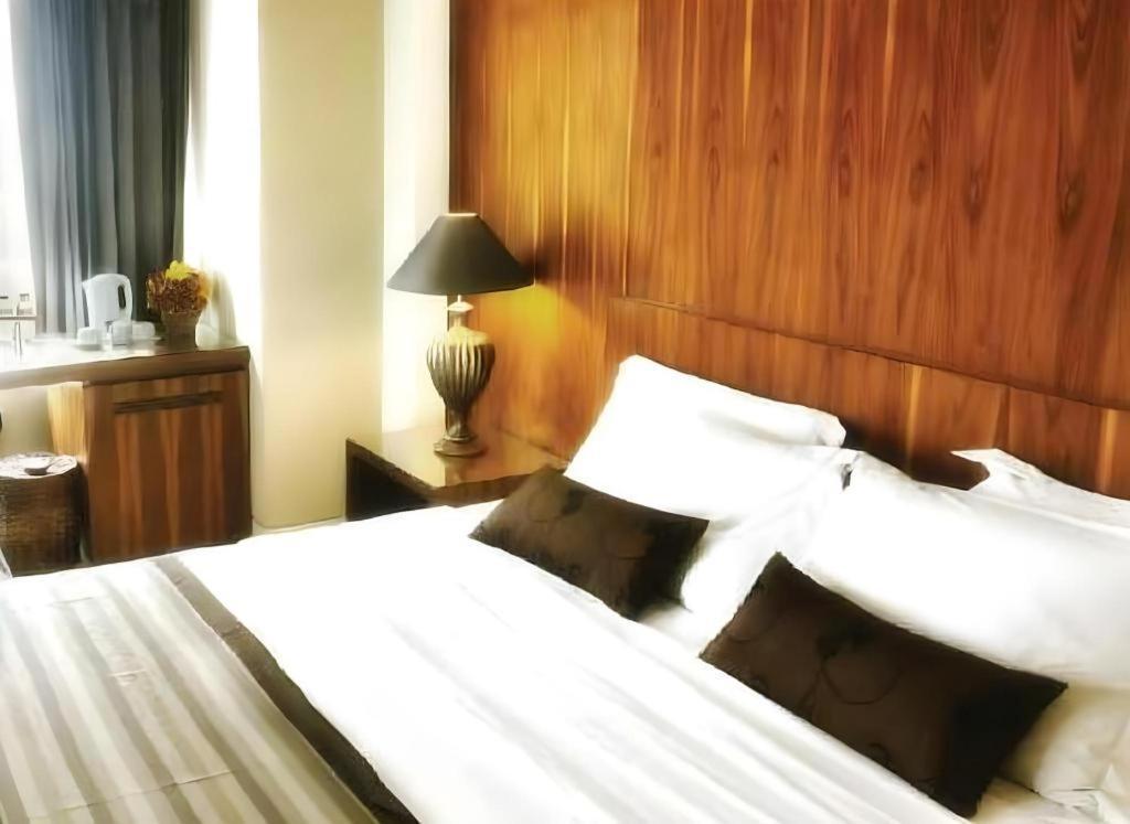 Mitra Bandung Hotel Buitenkant foto
